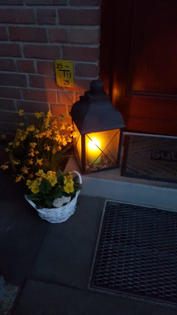 Dieses Licht brennt vor der Haustür von Herrn und Frau B. aus Mettenhof